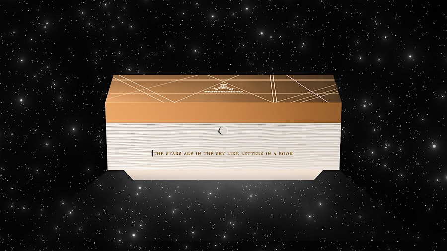 Um umidificador Montecristo que contempla o céu noturno