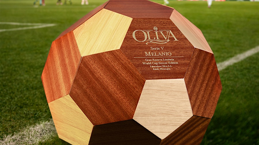 O umidor em forma de bola de futebol da Oliva Cigar homenageia a Copa do Mundo.