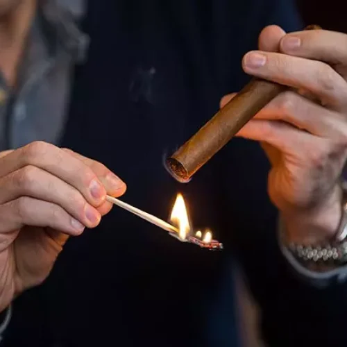 Como acender um charuto: O ritual do fogo
