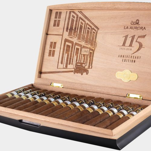 La Aurora comemora 115 anos com charuto comemorativo