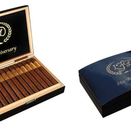 La Flor Dominicana comemora 25 anos com charuto de aniversário