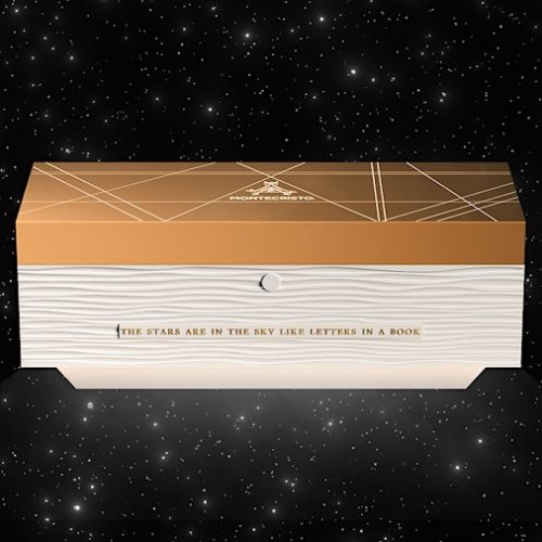 Um umidificador Montecristo que contempla o céu noturno