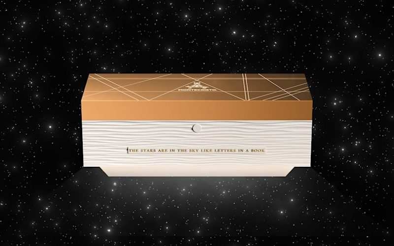 Um umidificador Montecristo que contempla o céu noturno