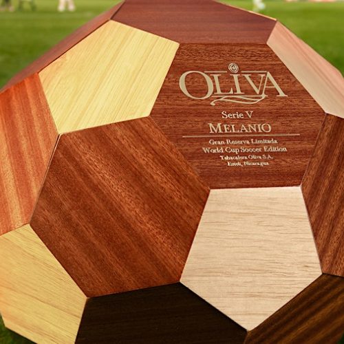 O umidor em forma de bola de futebol da Oliva Cigar homenageia a Copa do Mundo.