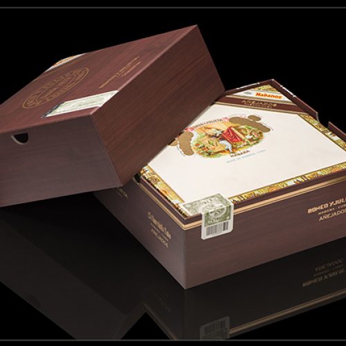 Charuto Romeu e Julieta Churchills Envelhecido em tubos