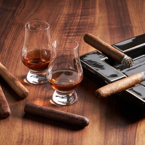 Guia de harmonização de charutos 2026: as melhores bebidas para acompanhar cada tipo de charuto